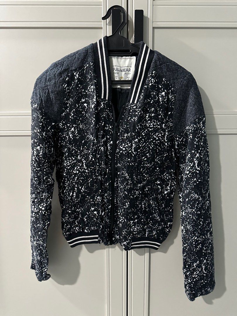 Pull & Bear Bomber Jacket (Category: Coats, Jackets and Outerwear) located in Shah Alam. Submitted by tistisha (Listing ID 1260212426, Image 1). Description: .