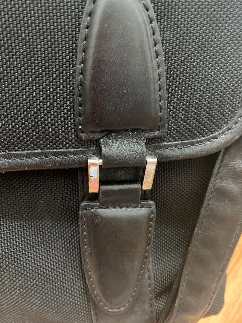 Samsonite Briefcase (Category: Briefcases) located in Quezon City. Submitted by modificabagsph (Listing ID 1260134197, Image 3). Description: Premium Brand: Samsonite Bought it online from an online seller but never used it. Not really my style and I have similar style of briefcases already. Height - 11 inches Length - 16 inches Depth - 3 inches Comes with a replaced sling With sign of usage (Please check all the photos).