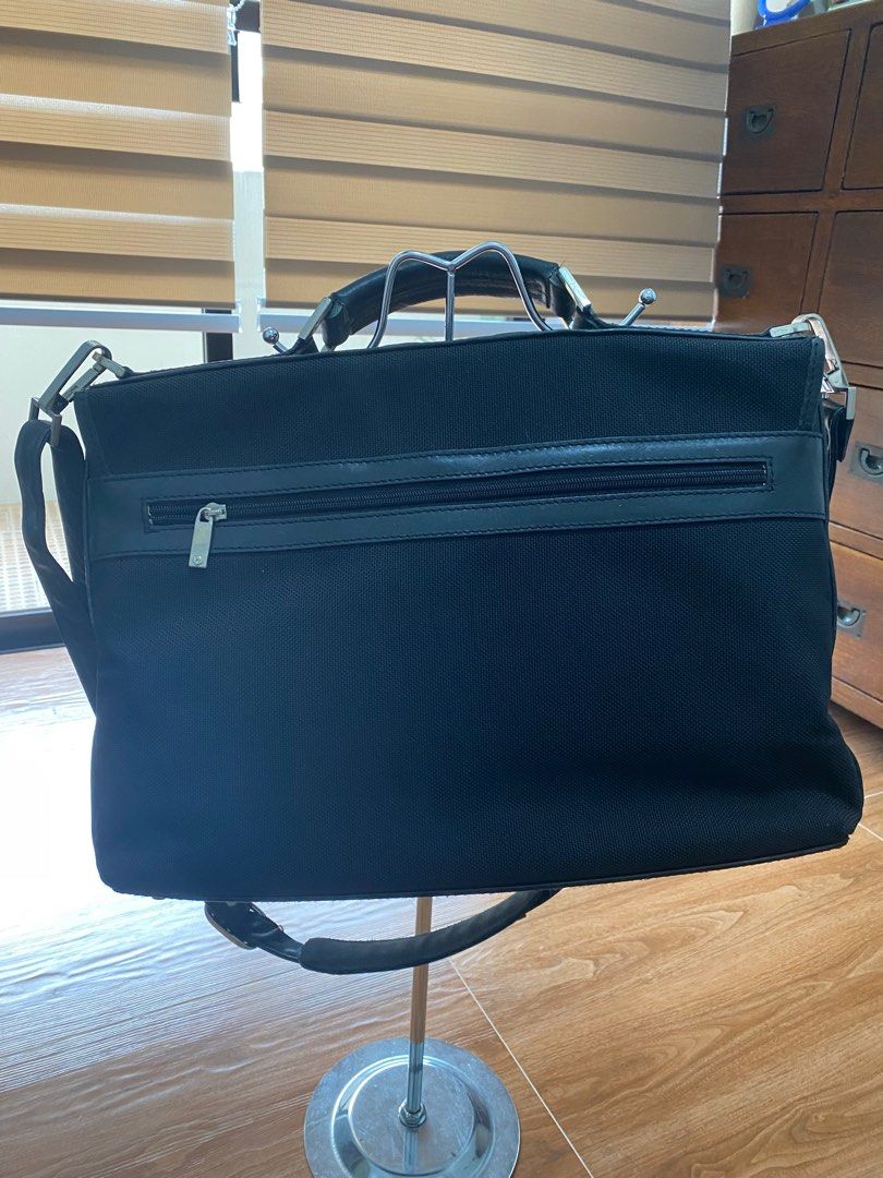 Samsonite Briefcase (Category: Briefcases) located in Quezon City. Submitted by modificabagsph (Listing ID 1260134197, Image 2). Description: Premium Brand: Samsonite Bought it online from an online seller but never used it. Not really my style and I have similar style of briefcases already. Height - 11 inches Length - 16 inches Depth - 3 inches Comes with a replaced sling With sign of usage (Please check all the photos).