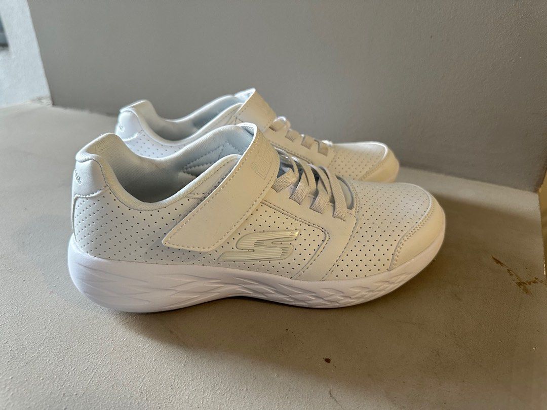 White sketcher deals tennis shoes