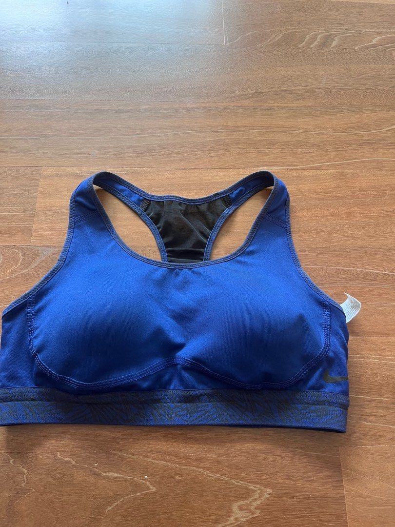 Size S/M Nike sport bra, Sports Equipment, Sports & Games, Water Sports on  Carousell