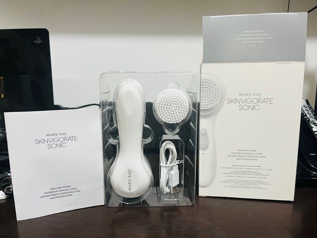 Skin Vigorate Sonic (Category: Face Care) located in Paranaque City. Submitted by nm_essentials (Listing ID 1260235728, Image 1). Description: All you need is 60 seconds for a superior sonic clean! This rechargeable device removes four times more dirt, oil, impurities, makeup and pollutants - including tiny pollution particles known as PM2.5 - than hand cleansing.* It cleans hard-to-reach places and is suitable for twice-daily cleansing on all sk