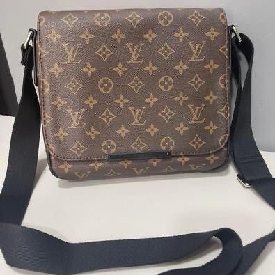 LV Brooklyn Messenger Bag in Damier Ebene MM, Luxury, Bags & Wallets on  Carousell
