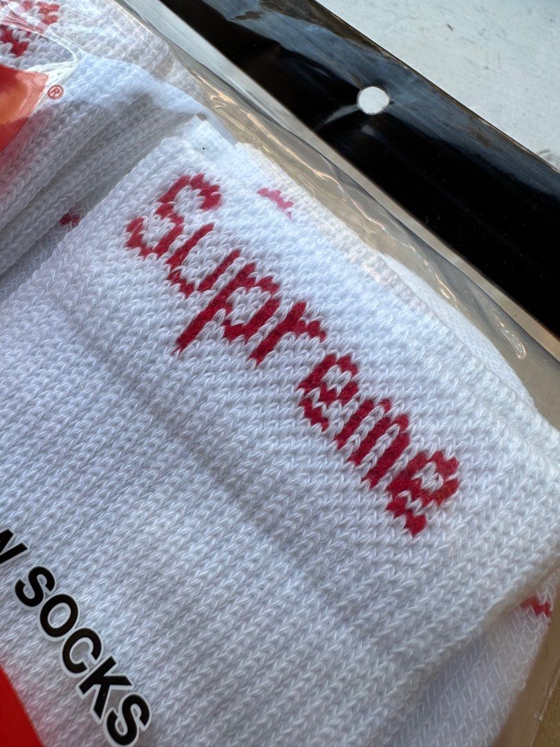 Supreme Hanes Crew Sock (set of 4), 男裝, 手錶及配件, 襪- Carousell