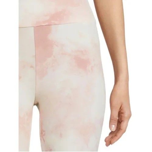 Time and Tru Pink Camouflage Capri Leggings Medium, Women's Fashion,  Activewear on Carousell