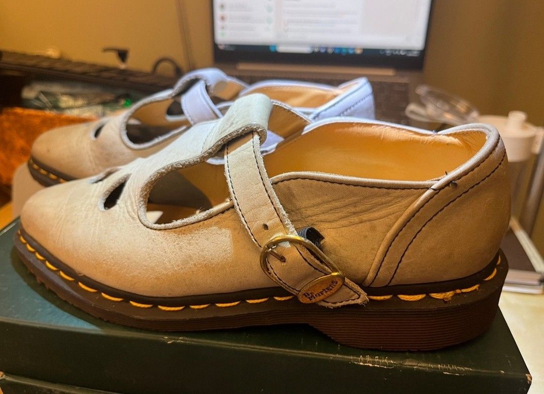 Classic dr martens best sale uk
