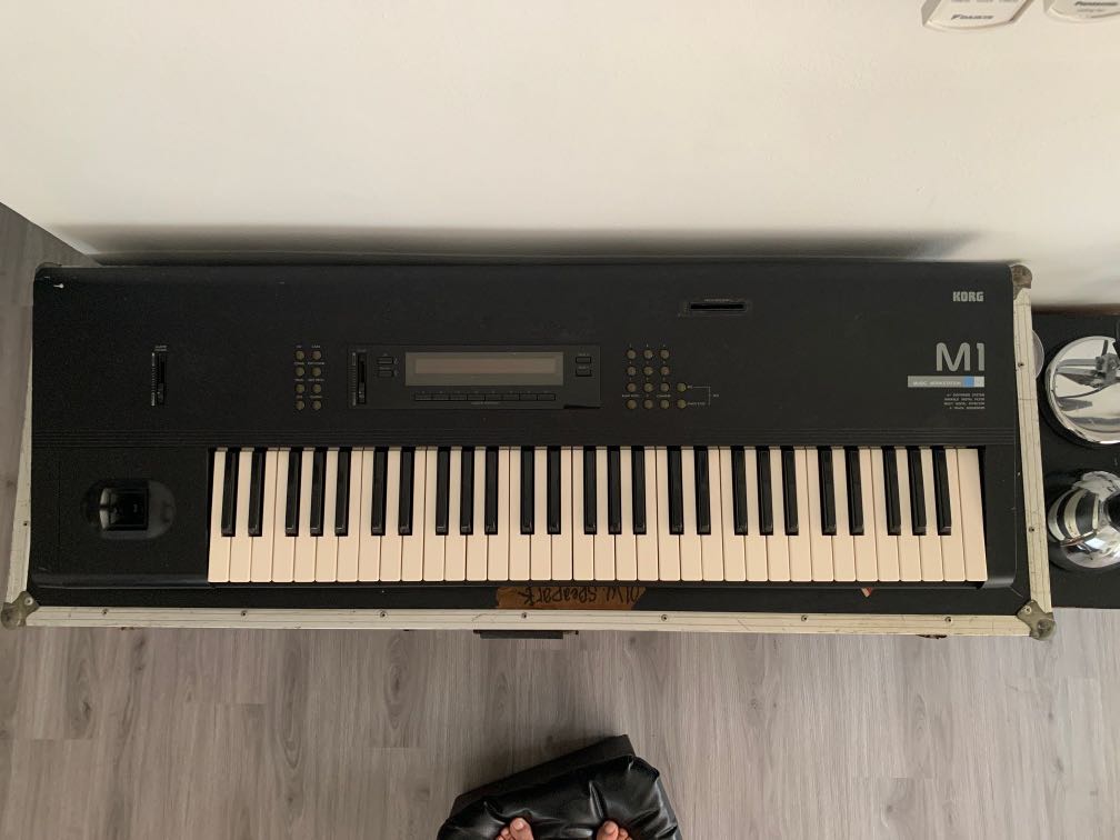 Vintage Korg M1 Synthesizer Music Workstation w hard case
