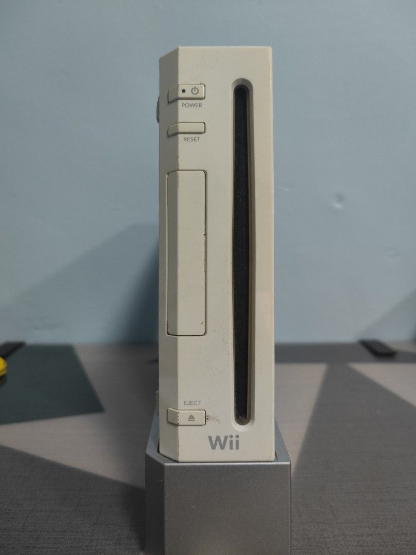 Wii console only comes with free stand Nintendo not Wii u switch xbox