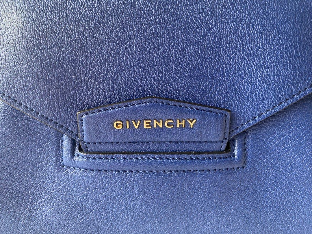99% NEW GIVENCHY ANTIGONA ENVELOPE CLUTCH MEDIUM (Category: Luxury Bags & Wallets) located in Taguig. Submitted by sweetluxuryph (Listing ID 1260462123, Image 3). Description: 💯 GUARANTEED AUTHENTIC Sugar Calfskin Leather Light Gold Tone Hardware Dimensions-11.75”x8.5”x1” Good as New, Rank SA Comes w/ Dustbag & Box.