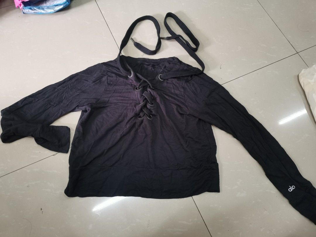 Alo long sleeves cropped top (Category: Activewear) located in Rizal. Submitted by allenrion (Listing ID 1260330434, Image 1). Description: Preloved alo long sleevea cropped top Size: fits 18.5 inches armpit to armpit Price: 500 pesos #allenrion #alo.