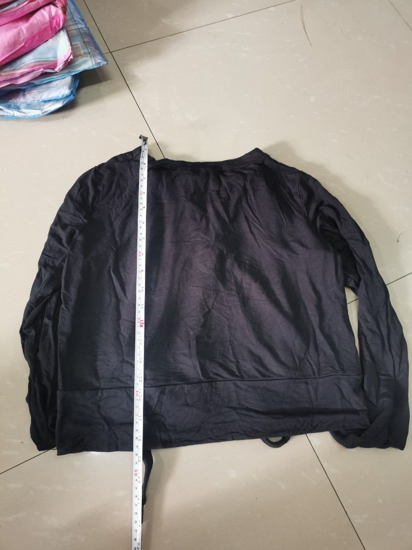 Alo long sleeves cropped top (Category: Activewear) located in Rizal. Submitted by allenrion (Listing ID 1260330434, Image 3). Description: Preloved alo long sleevea cropped top Size: fits 18.5 inches armpit to armpit Price: 500 pesos #allenrion #alo.