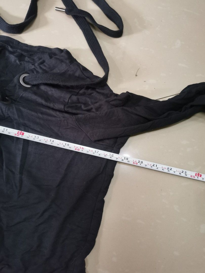 Alo long sleeves cropped top (Category: Activewear) located in Rizal. Submitted by allenrion (Listing ID 1260330434, Image 2). Description: Preloved alo long sleevea cropped top Size: fits 18.5 inches armpit to armpit Price: 500 pesos #allenrion #alo.