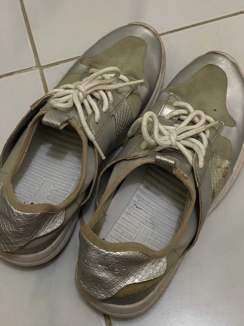 Calvin Klein shoes size 10 Women s Fashion Footwear Sneakers on