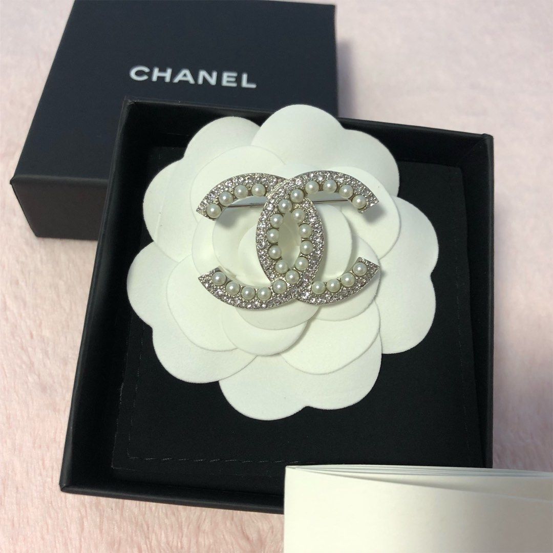 Chanel pearl brooch bnib