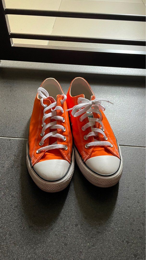 Orange converse deals tennis shoes