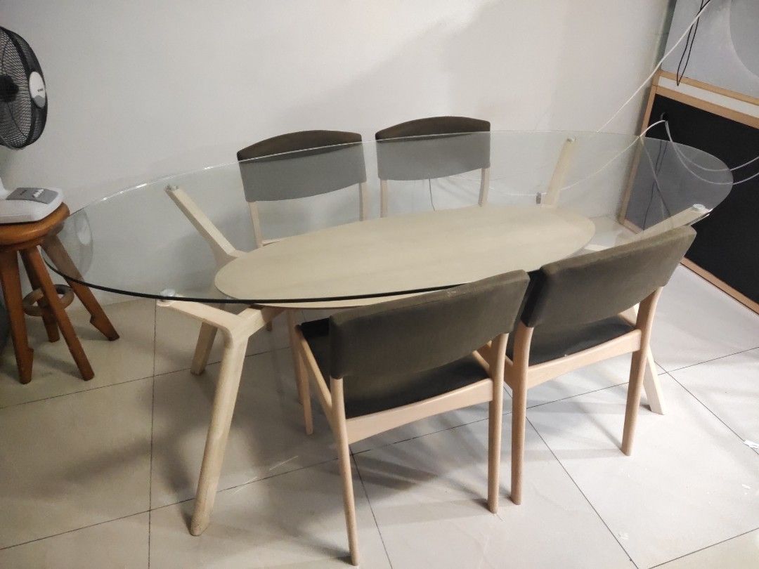 Dining table (oval shape) (Category: Tables & Sets) located in Seri Kembangan. Submitted by jjt28 (Listing ID 1260303659, Image 1). Description: dining table + 4 chair letting go at RM 2,099..bought it around RM 4k.
