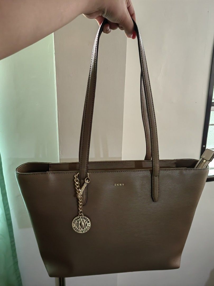 DKNY Tote Bag (Category: Luxury Bags & Wallets) located in San Jose. Submitted by finelovedbygrace (Listing ID 1260469863, Image 2). Description: ✨✨DKNY Tote Bag (Med size)✨✨ 📢Leather Material 🧺Inclusion: Price Tag ❌NO ISSUE. In PERFECT CONDITION ✅ Guaranteed Authentic 💰2000 NA LANG.