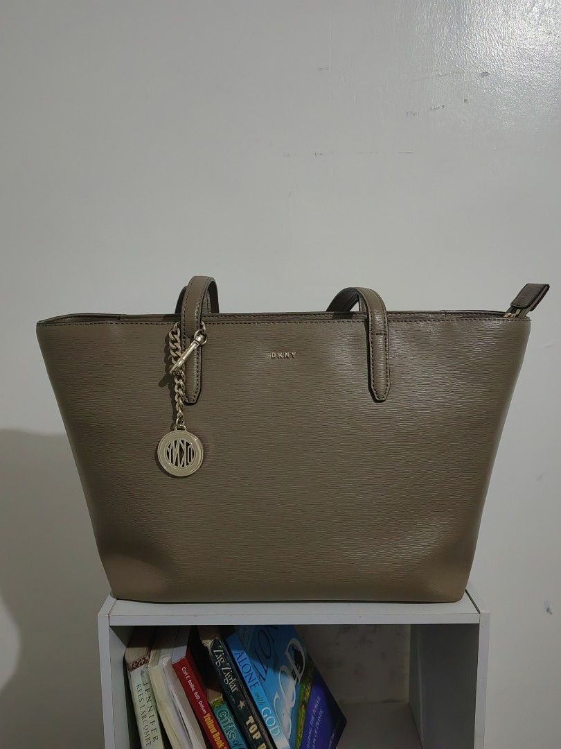 DKNY Tote Bag (Category: Luxury Bags & Wallets) located in San Jose. Submitted by finelovedbygrace (Listing ID 1260469863, Image 1). Description: ✨✨DKNY Tote Bag (Med size)✨✨ 📢Leather Material 🧺Inclusion: Price Tag ❌NO ISSUE. In PERFECT CONDITION ✅ Guaranteed Authentic 💰2000 NA LANG.