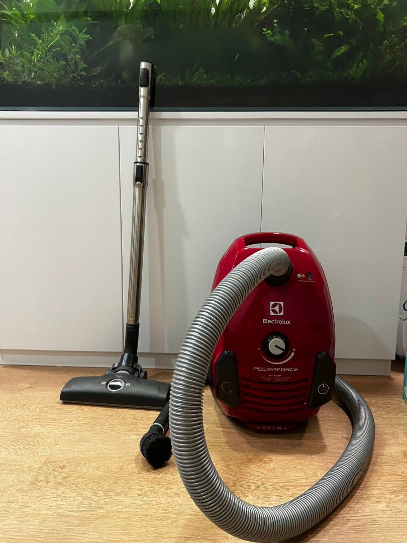 Electrolux powerforce vacuum, Furniture & Home Living, Cleaning & Homecare Supplies, Cleaning