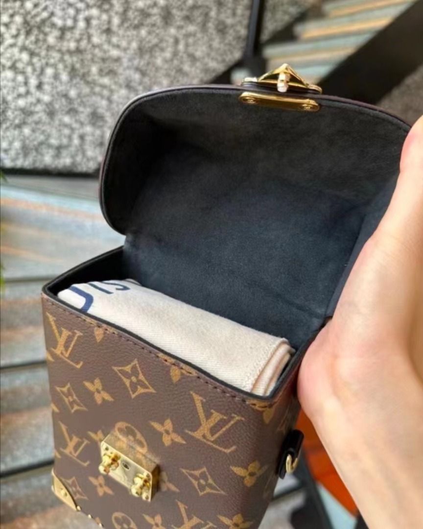 Global Sourcing) [FW23 Show Style] LOUIS VUITTON Camera old flower