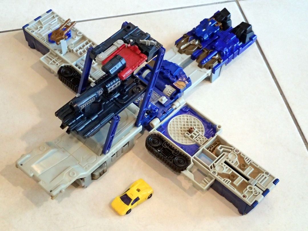 Hasbro 2002 Transformers Armada Optimus Prime with Sparkplug minicon