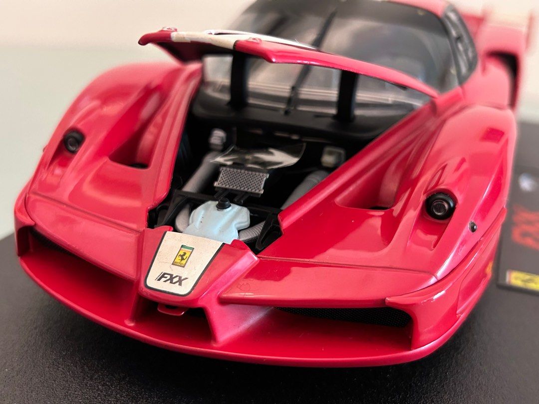 FERRARI FXX noire au 1/18 HOT WHEELS ELITE L7398 voiture