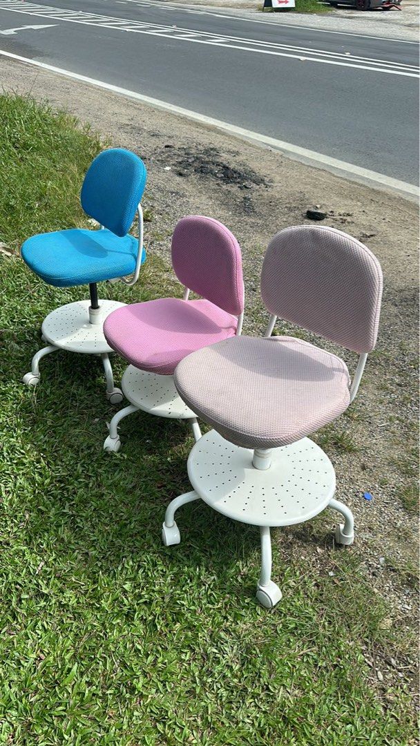 Vimund children's deals desk chair