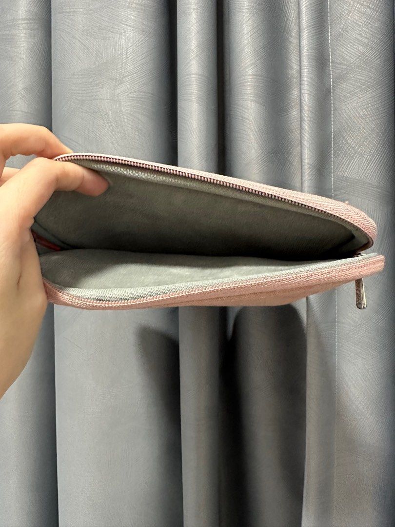 iPad/Tablet Case (Category: Cases & Sleeves) located in Singapore. Submitted by gsshan (Listing ID 1260436638, Image 2). Description: iPad/Tablet Case - 10inch Pink Collect at Damai LRT/ Taiseng Mrt.
