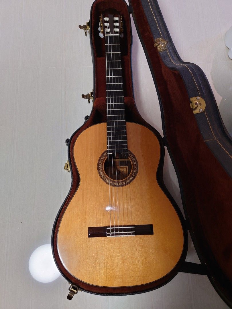 Larrivee deals classical guitar
