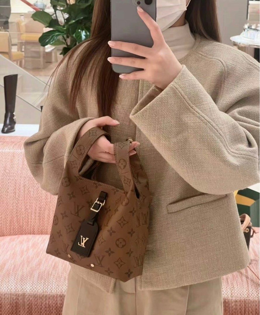 Lv Atlantis Handbag. Excellent amazing wrist bag. Top quality from Daisy  who provide top quality and fast shipping🤎🖤 : r/RepVirgins