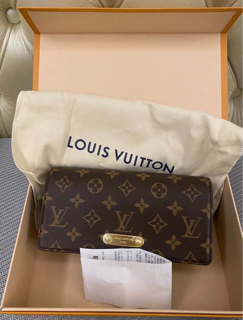 Louis Vuitton Lily woc, Women's Fashion, Bags & Wallets, Cross-body Bags on  Carousell