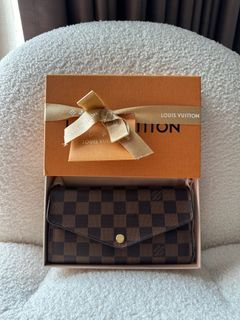 Louis Vuitton Long Wallet 599$ w/ certificate of authenticity. Free sh
