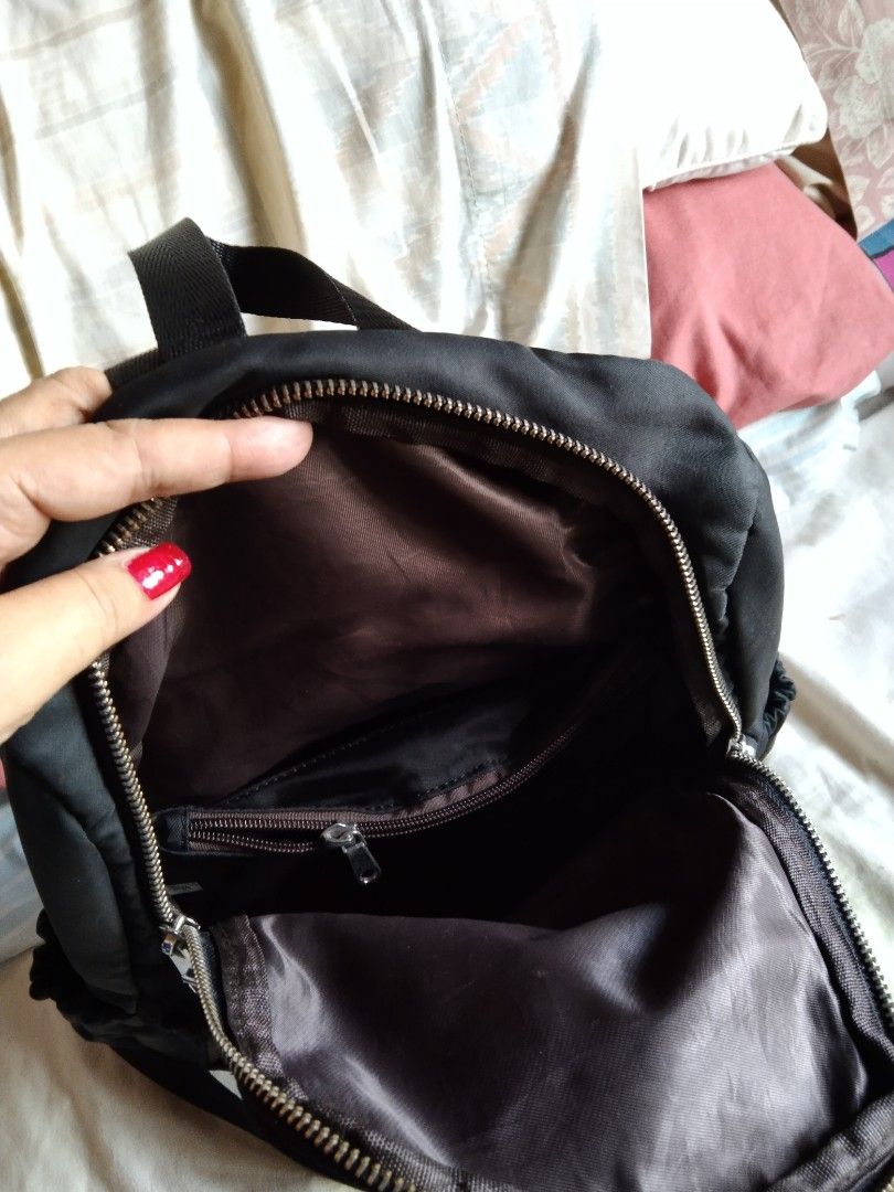 Medium Back Pack (Category: Backpacks) located in Makati City. Submitted by call_me_biggy (Listing ID 1260332858, Image 2). Description: still in very good condition. nylon material..