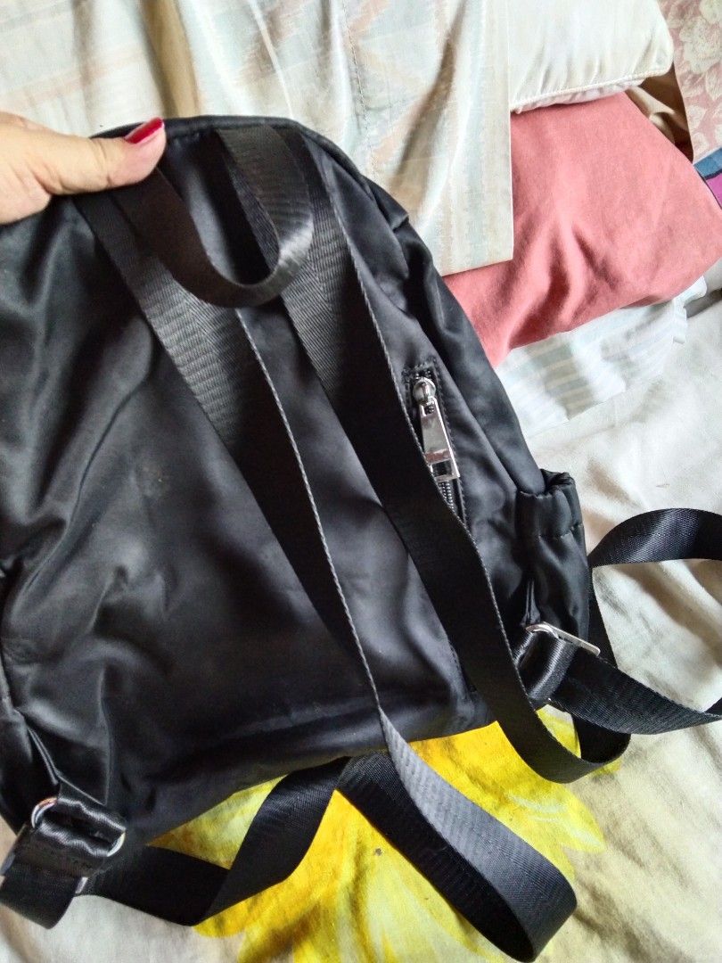 Medium Back Pack (Category: Backpacks) located in Makati City. Submitted by call_me_biggy (Listing ID 1260332858, Image 3). Description: still in very good condition. nylon material..