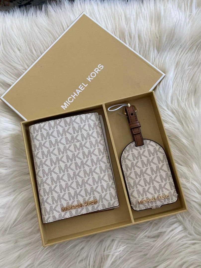 Michael kors passport cheap holder and luggage tag