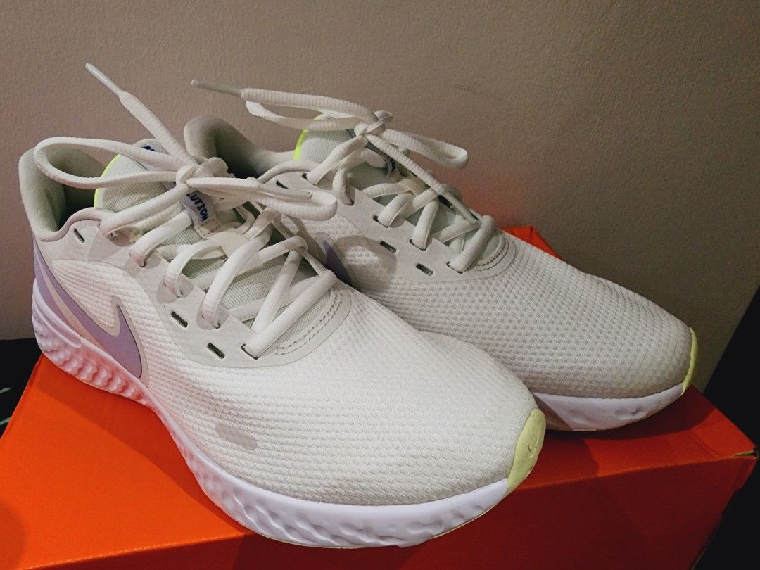 Nike womens hot sale revolution size 9