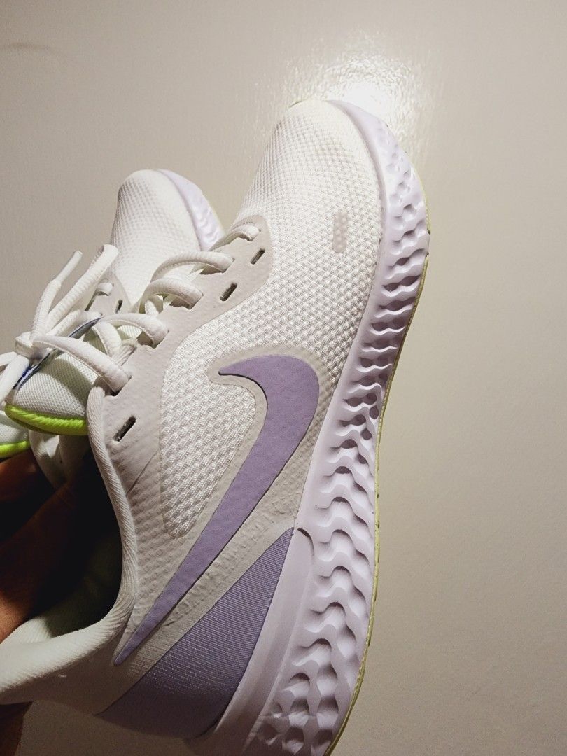 Nike womens online revolution size 9