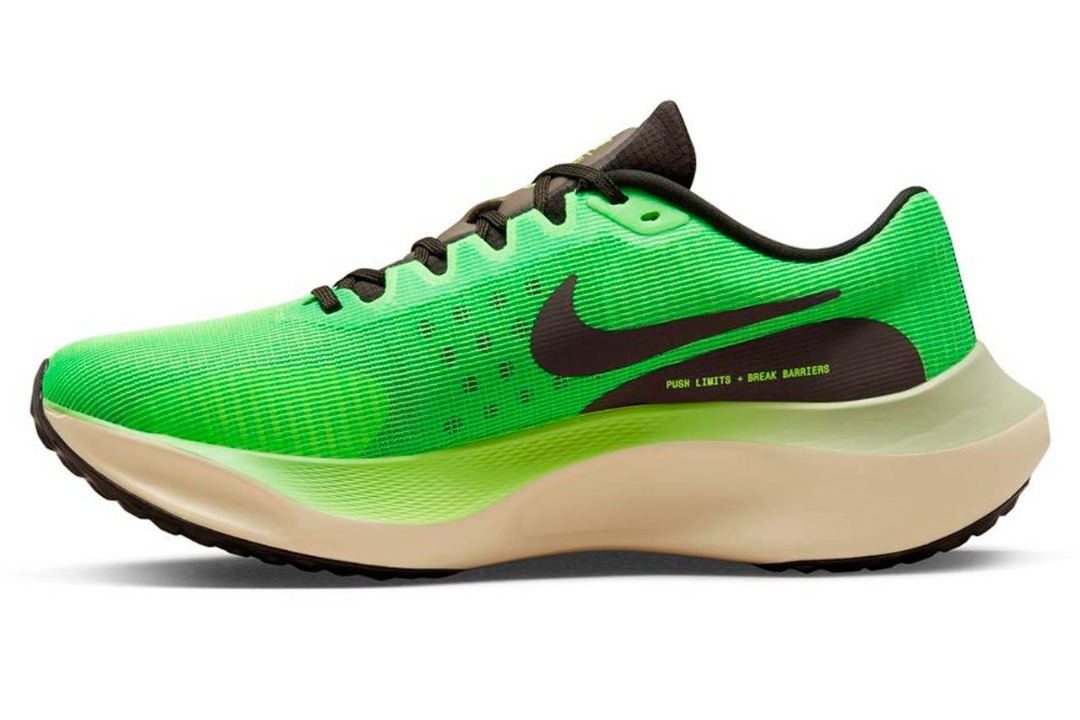 does the nike zoom fly have a carbon fiber plate