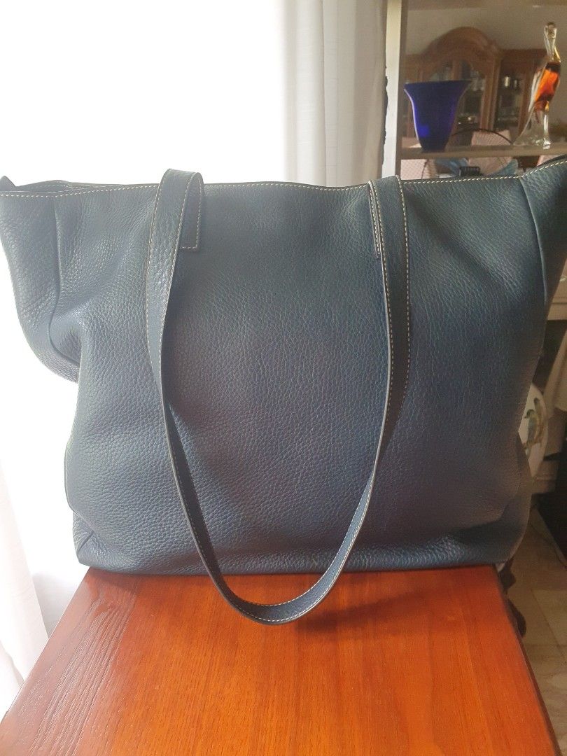 PRADA vit.daino BR4711 leather bag (Category: Luxury Bags & Wallets) located in Quezon City. Submitted by leean512 (Listing ID 1260311319, Image 1). Description: Selling my PRADA BR4711 VIT.DAINO in navy blue color In Excellent condition Bought from a Prada store in Hong Kong Selling for only P10k or best offer.
