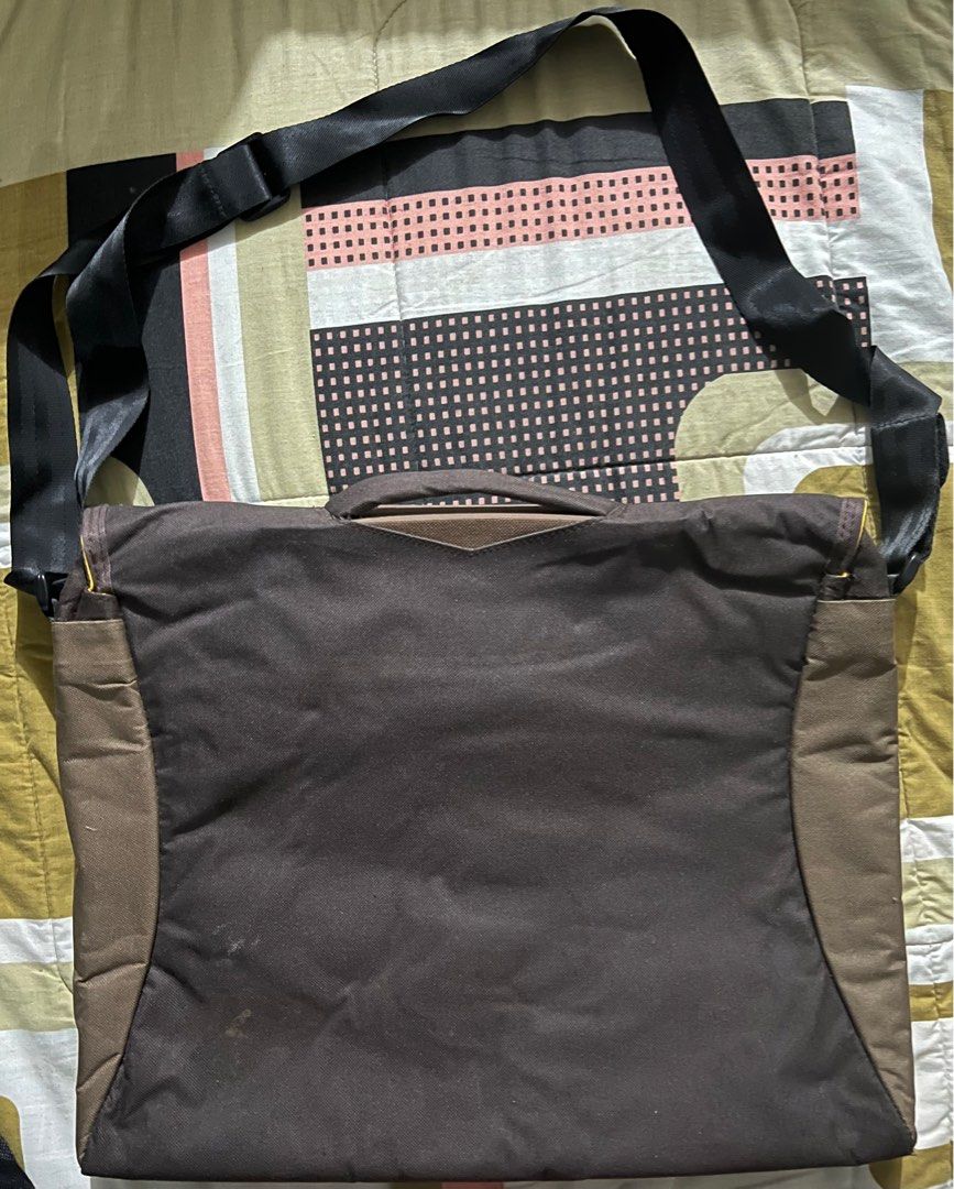 Pre-loved MSI Laptop Bag (Category: Laptop Bags & Sleeves) located in Quezon City. Submitted by rizns (Listing ID 1260458384, Image 3). Description: Pre-loved MSI Laptop Bag. Authentic. Used only for about a year and has been stored in a well-ventilated space. In very good condition Selling for 1100, slightly negotiable. MOP Gcash BDO BPI SF c/o the buyer Lalamove or LBC COD/COP.