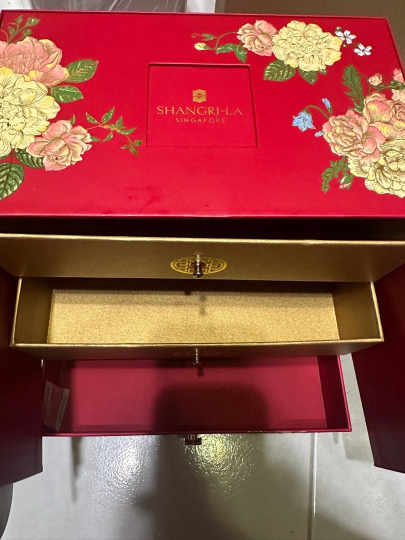 Shangrila mooncake box, Women's Fashion, Jewelry & Organisers