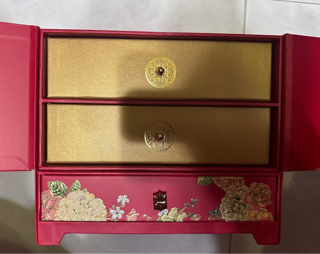 Shangrila mooncake box, Women's Fashion, Jewelry & Organisers