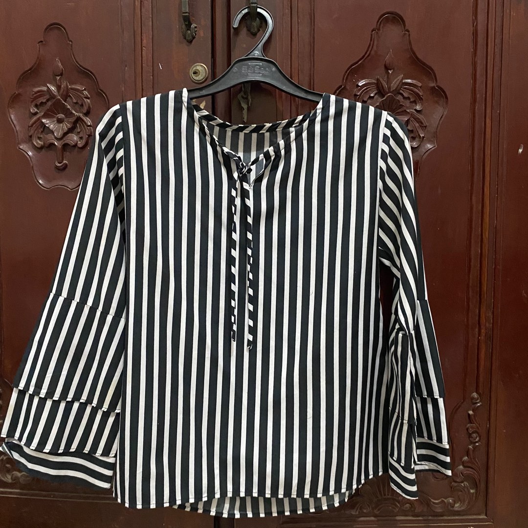 Stripes Blouse Blouse Garis Garis Fesyen Wanita Pakaian Wanita Atasan Di Carousell
