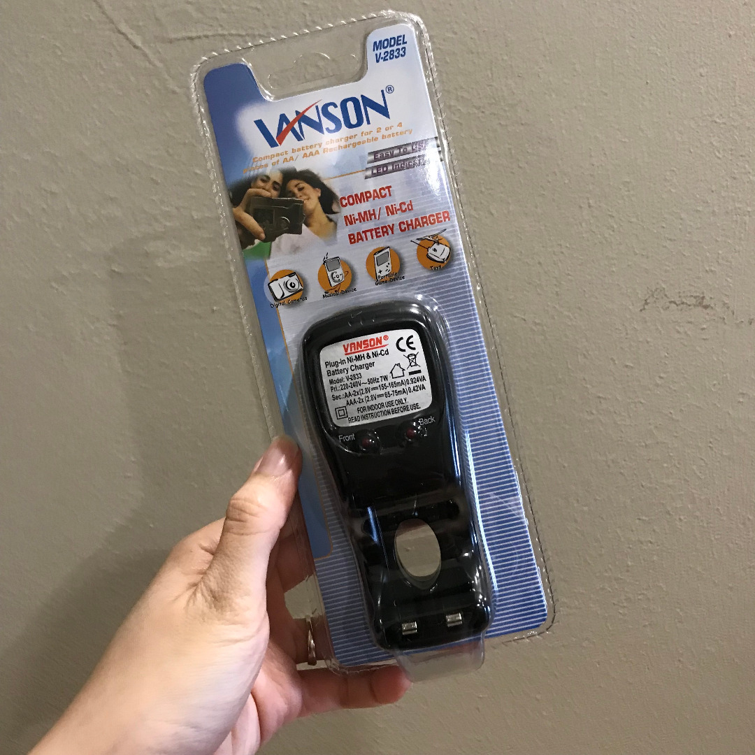 Vanson V2833 Compact Charger with 2AA 2000 mAh NiMH Rechargeable