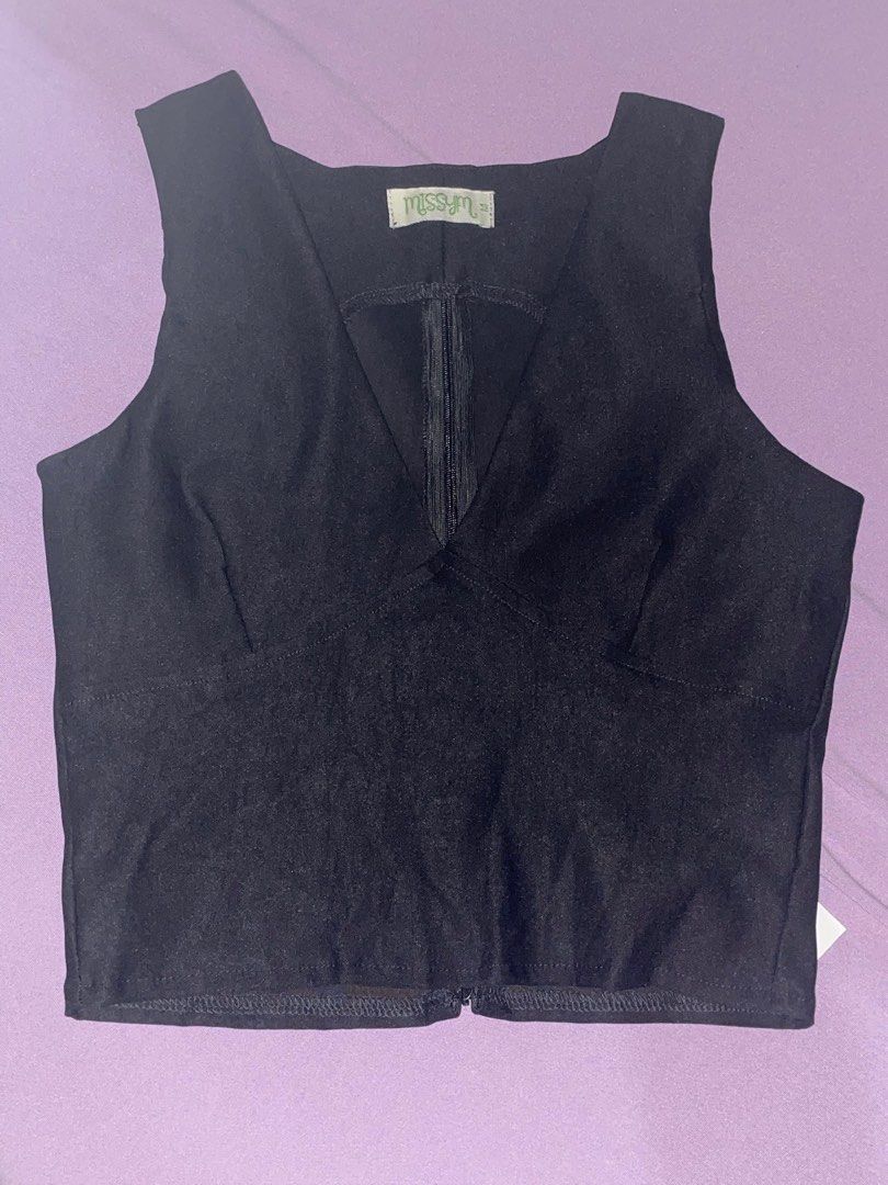 Vest Top Vneck Crop Top (Category: Blouses) located in Binangonan. Submitted by decsssss (Listing ID 1260420275, Image 2). Description: Rfs: hindi ko gusto ang fitting sakin, wrong size maybe medyo maluwag sa kilikili part For reference, my body size is: 32-27-34 .