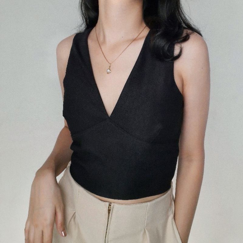 Vest Top Vneck Crop Top (Category: Blouses) located in Binangonan. Submitted by decsssss (Listing ID 1260420275, Image 1). Description: Rfs: hindi ko gusto ang fitting sakin, wrong size maybe medyo maluwag sa kilikili part For reference, my body size is: 32-27-34 .