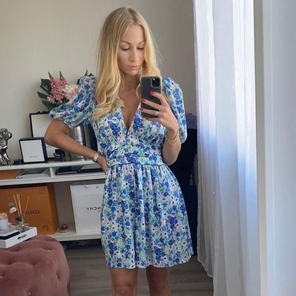 Zara floral puff sleeve romper (Category: Dresses) located in Manila. Submitted by lifewithmazel (Listing ID 1260448996, Image 3). Description: Authentic Size on tag: m Condition: good Photos worn by model are only for when worn reference, no other ww if nothing else posted rfs: too many clothes Shipping: J&T (rate varies depending on location) Shopee checkout (+7.5% for site fees) MOP: Gcash/bdo (ask me na lang if you want another bank) Note: pl