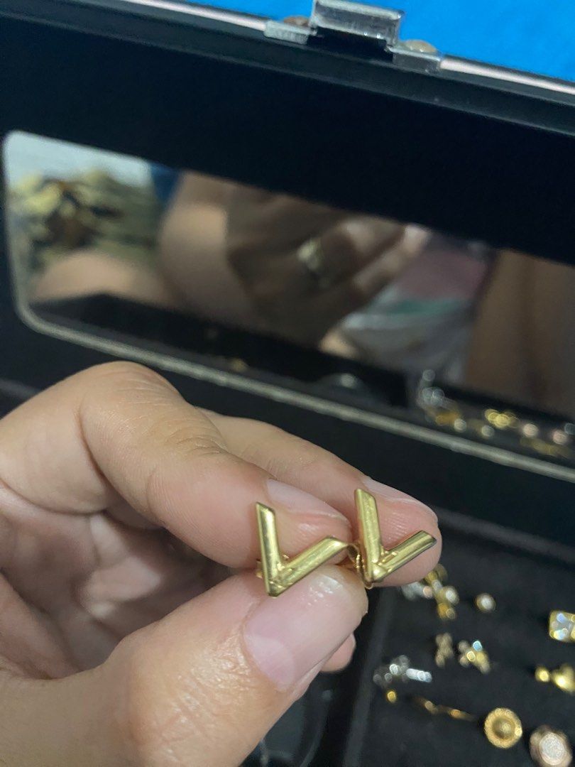 LOUIS VUITTON ESSENTIAL V STUD EARRINGS, Luxury, Accessories on Carousell