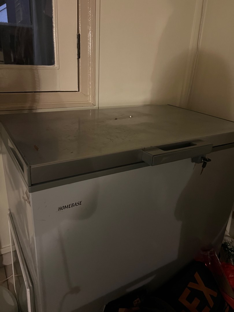 250L chest freezer with lock, TV & Home Appliances, Kitchen Appliances