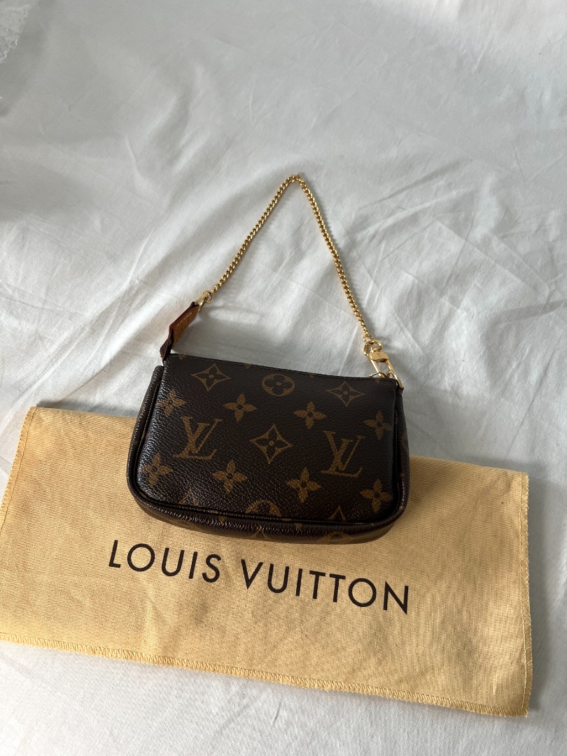 Louis Vuitton Holiday mini pochette accessories handbag, Japan –  VintageBooBoo Pre owned designer bags, shoes, clothes